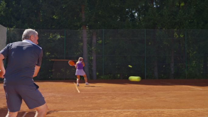 TS老年男子在阳光下打网球
