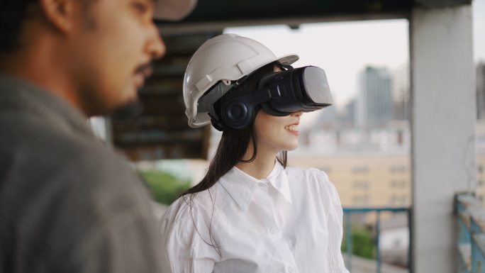 亚洲女工程师戴VR耳机与承包商会面