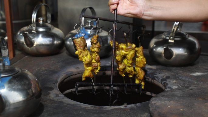 新疆美食馕坑肉制作过程