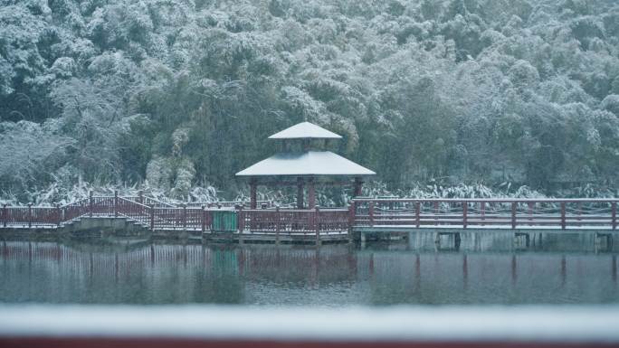 雪花飘落的公园亭子空镜头