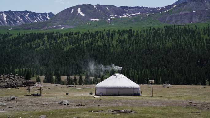 蒙古包和露营场景内蒙古包炊烟游牧民族生活