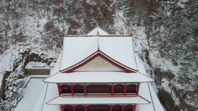 航拍冬季雪后的威海里口山广福寺