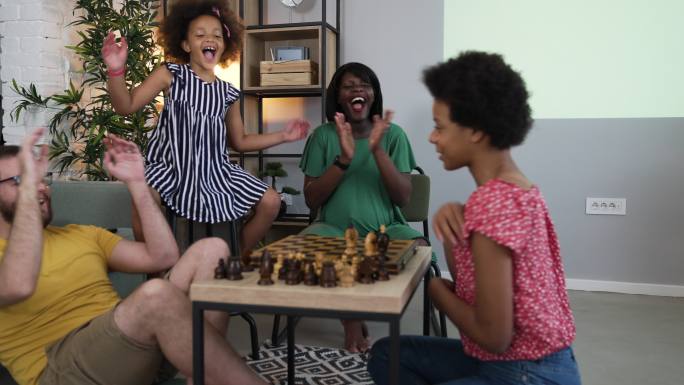 家庭象棋比赛外国人黑人白人象棋比赛