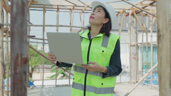 两名建筑师在室外视察建筑工地。