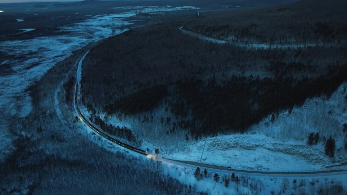 航拍漠河傍晚夕阳蓝调雪地火车行驶