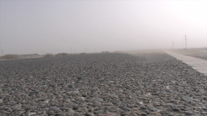 新疆 沙尘天气 砾石子路面风沙