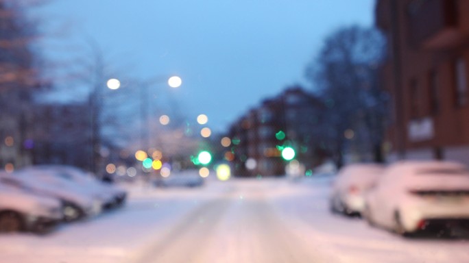 冬季散焦城市驾驶积雪街景冬天雪景
