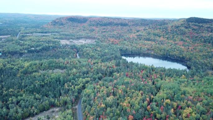 加拿大魁北克省日出时的秋天鸟瞰无名湖景观