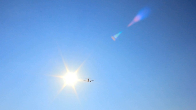 航空旅行客机空客飞过太阳剪影民航