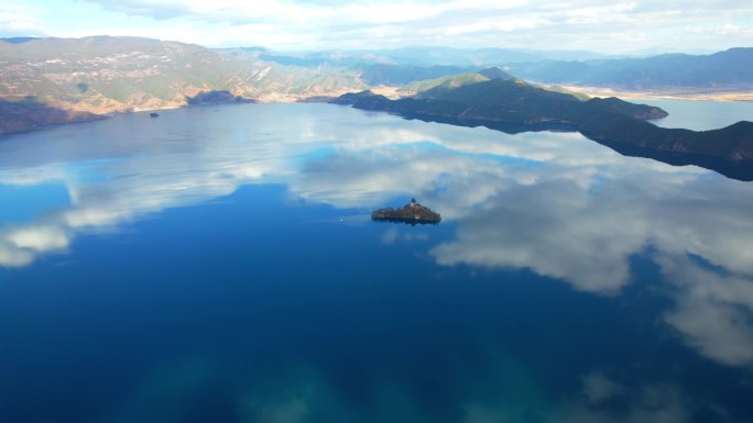 湖面小岛湖光山色湖水