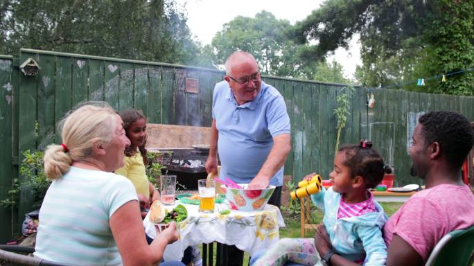 一起玩得开心后院家庭聚会国外三代人烤肉聊
