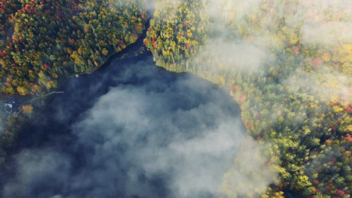 加拿大魁北克省日出时的秋天鸟瞰无名湖景观