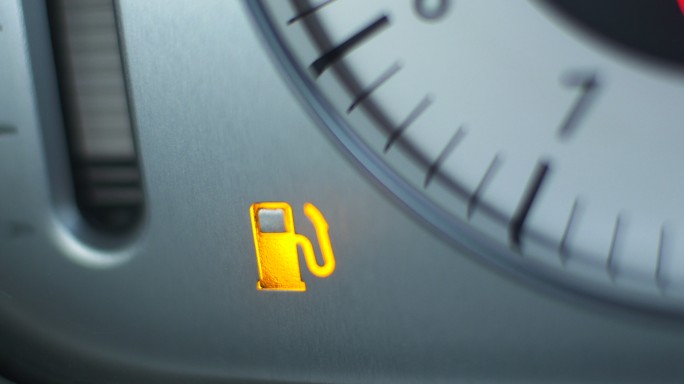 车辆燃油不足警告灯亮起