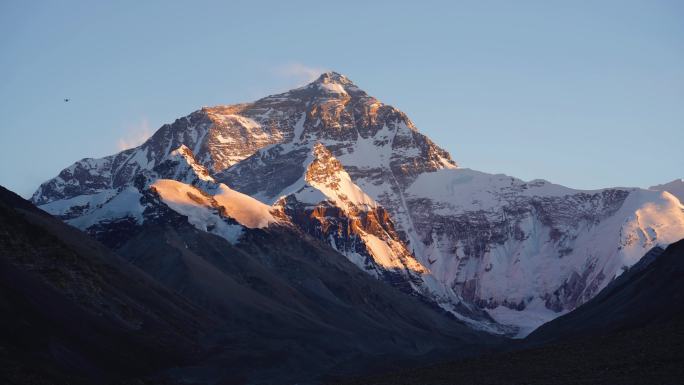 西藏珠峰日照金山珠穆朗玛峰日落