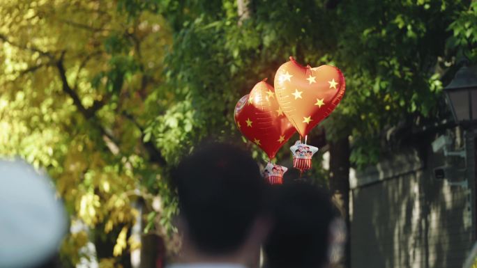 阳光下的红色心型五角星气球