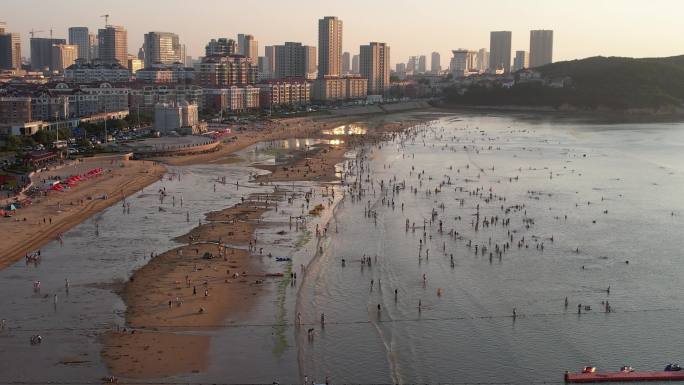 航拍威海金海滩海水浴场沙滩上戏水人群