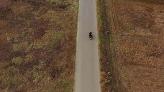 无人机驾驶摩托车上路
