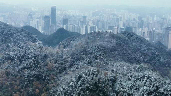 贵阳黔灵山看老城区雪景