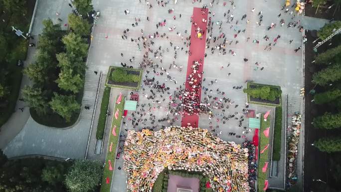 在韶山毛泽东广场向毛主席铜像献花航拍视频