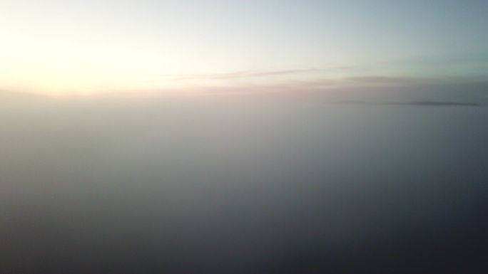 美丽的空中全景，在色彩斑斓的日出中被雾笼罩。拍摄于加拿大魁北克省毛里求斯国家公园。