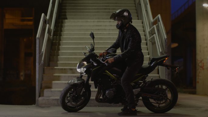 男子夜间驾驶摩托车