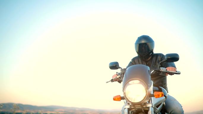 摩托车公路旅行骑摩托安全行驶骑士精神