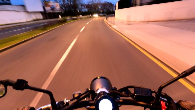在里斯本骑摩托车接到穿梭骑行第一视角