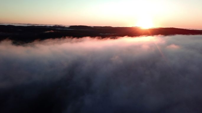加拿大魁北克，秋天，美丽的日出，雾卷山