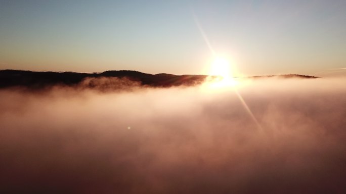 加拿大魁北克，美丽的日出，雾卷山