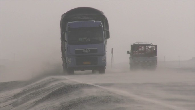 新疆 大货车在风沙中行驶