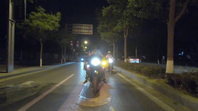 夜晚摩托车骑行路口等待转弯