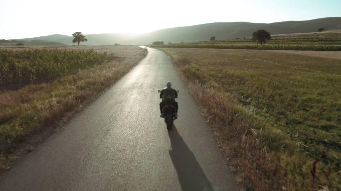 摩托车骑行摩托车行驶秋天草原公路潇洒自由