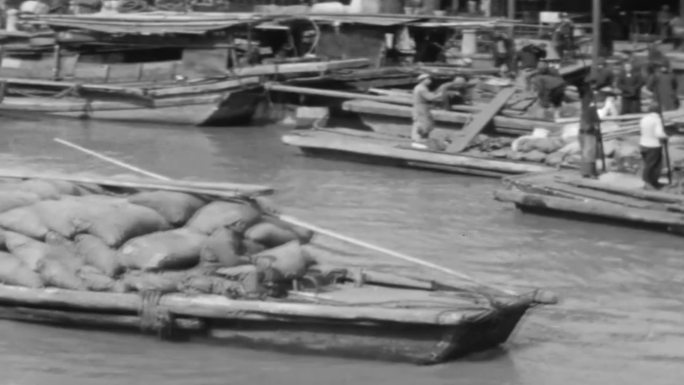 30年代的黄浦江上的货船船运影像视频