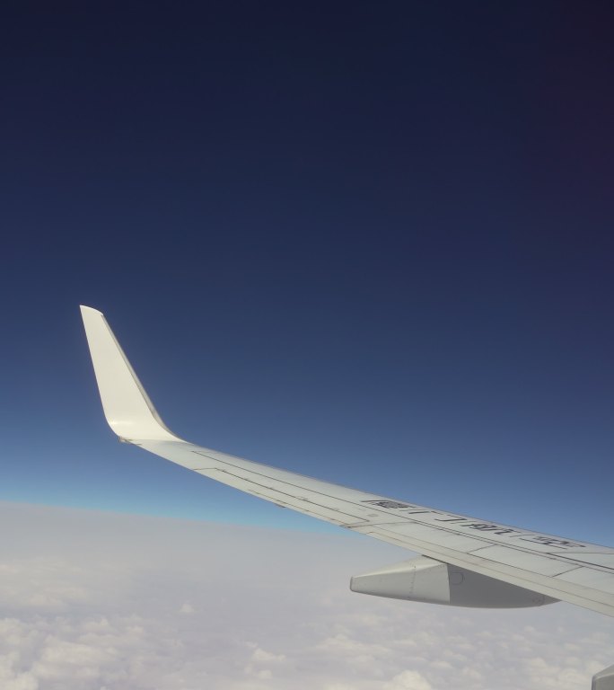 从飞机窗口查看平流层万米窗外机窗