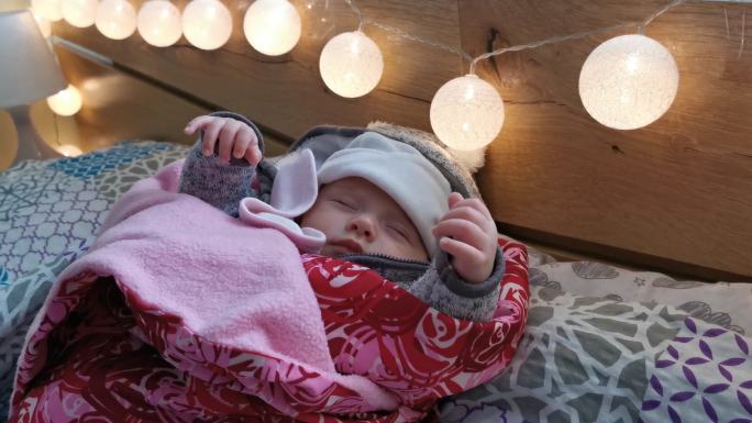 新冠肺炎疫情期间一名新生儿睡觉时的肖像。