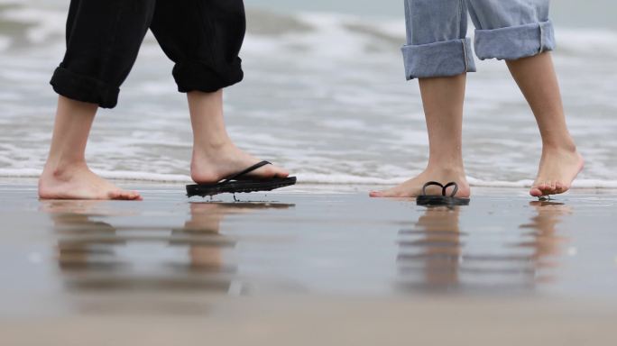 闺蜜散步，朋友，沙滩，海边聊天
