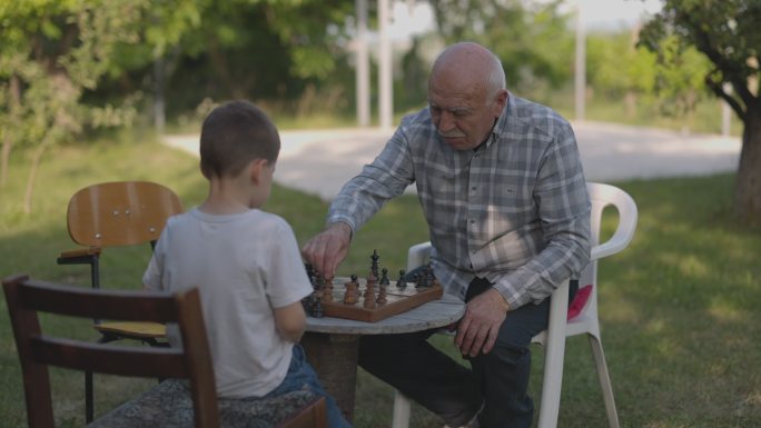 爷爷和孙子在院子里下棋
