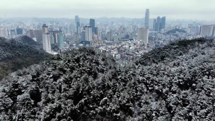 贵阳黔灵山看老城区雪景