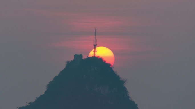 柳州马鞍山山顶游人与太阳落山延时摄影