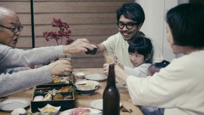 日本多代家庭在除夕夜吃Osechi Ryori之前说“kampai”