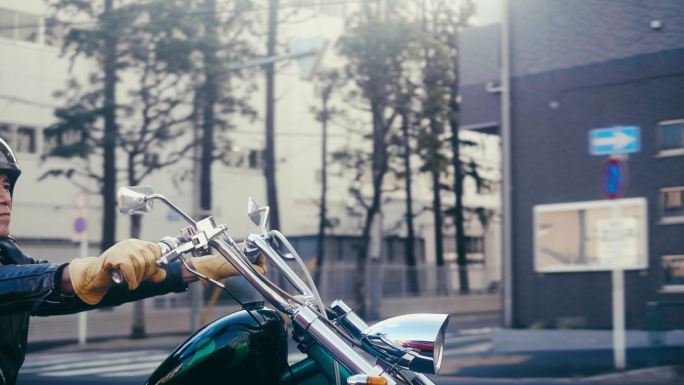 活跃的日本老年人在东京骑摩托车