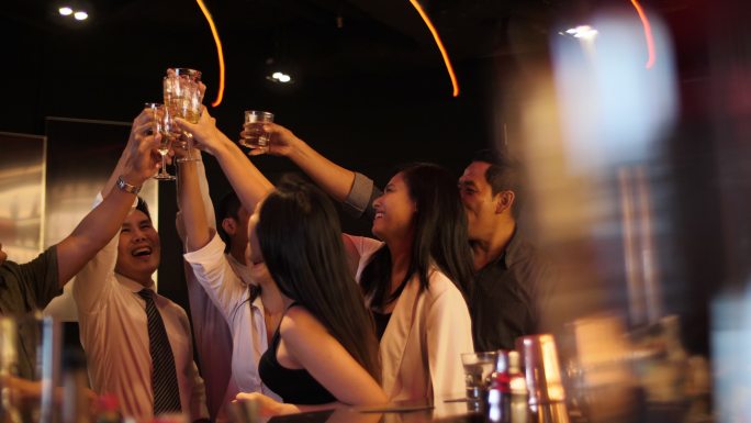 亚洲派对朋友团在酒吧和餐厅一起庆祝派对