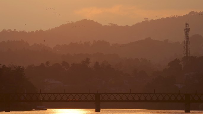 火车在日落时过桥：斯里兰卡