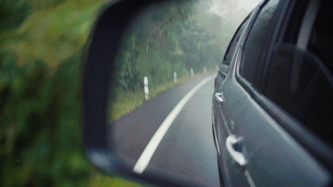 森林中道路上的侧视镜