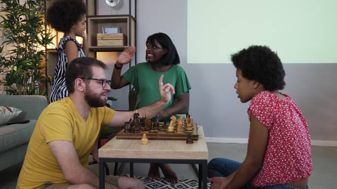 家庭象棋比赛外国人黑人白人男女国际象棋比
