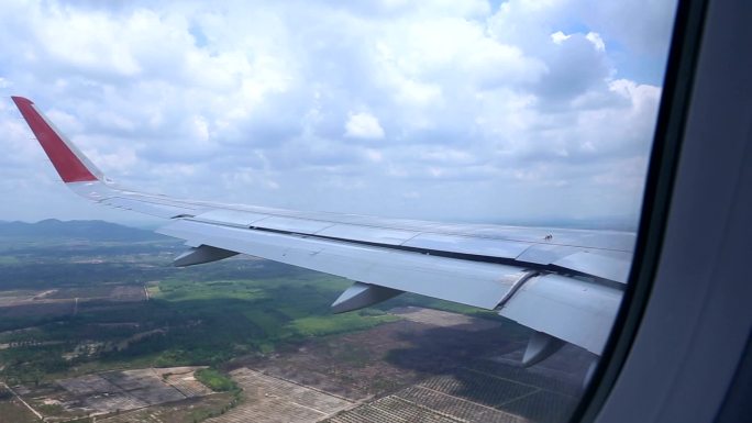 从喷气式飞机的窗户看到的云。