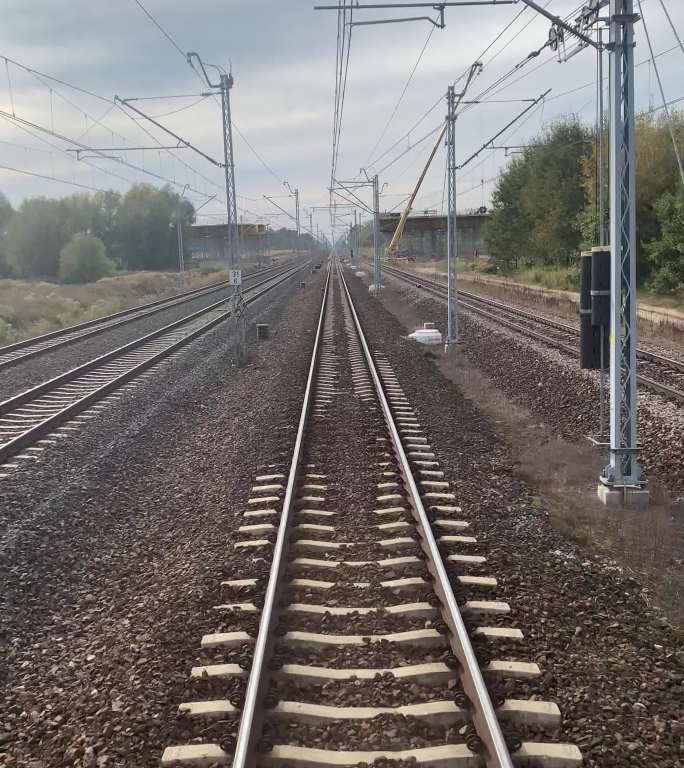 从火车上看高铁中铁建设施工