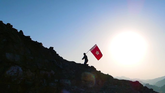 红色革命爱国教育工农红军举起旗帜冲向山顶