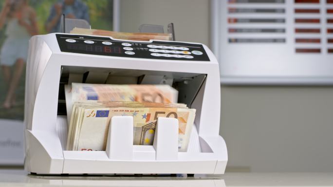 LD钱柜清点银行职员放入的50欧元纸币