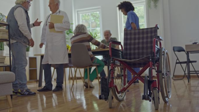 养老院忙碌的一天养老院国外轮椅